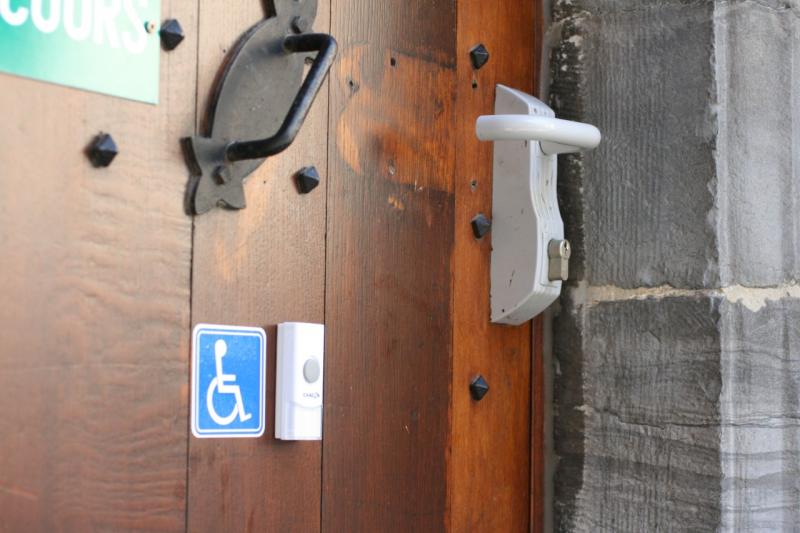 The doorbell outide the restaurant
