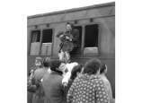 Arrivée en train de familles d'immigrés italiens à la gare de Vivegnis