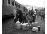 Arrivée en train de familles d'immigrés italiens à la gare de Vivegnis