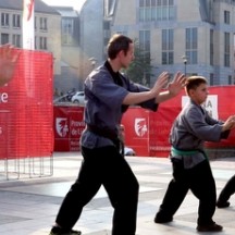 Démonstration d'arts martiaux.