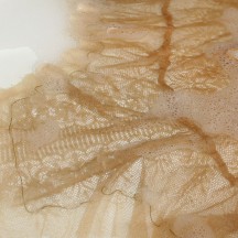 Nettoyage du col en dentelle grâce à plusieurs bains successifs
