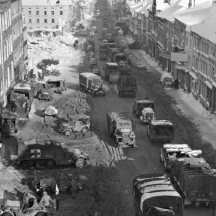 Bastogne,troupes et véhicules américains après la bataille