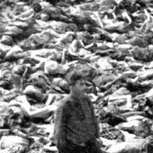 Bergen-Belsen, SS dans une fosse au milieu des cadavres