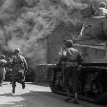 Amerikanische, die am 22. April 1945 in Wernberg vorrücken