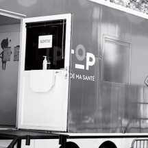 car transformé en centre de dépistage Covid-19