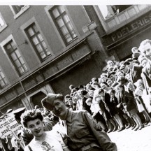 La donatrice avec sa poupée en 1945