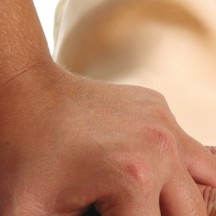 2e étape : masser en effectuant des compressions thoraciques.