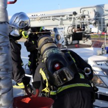 Les pompiers vont éteindre le feu déclaré sur le bateau