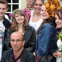 Michel Bellflamme, professeur d’art floral avec quelques élèves 