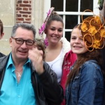 Philippe Dupont, professeur d’art floral, avec quelques élèves