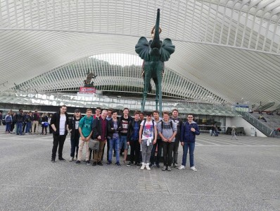 Les élèves de l'EP Verviers devant la gare des Guillemins