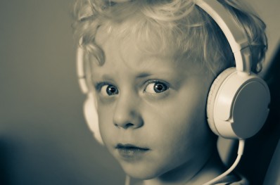 Enfants écoutant du contenu audio