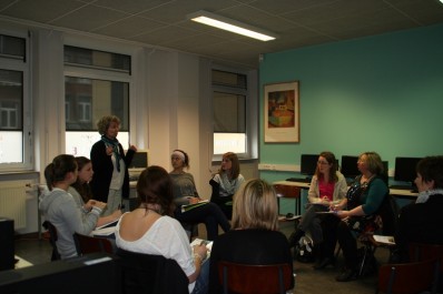 lors des ateliers, professionnels, élèves et professeurs se penchent sur les temps forts d'une journée à la crèche et analysent les situations vécues par les enfants en termes de violences douces