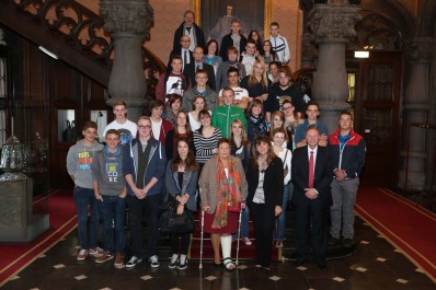 Photo d'un groupe soudé, aux côtés de M Gilles, Député provincial-Président et Mme Duchesne, Inspectrice