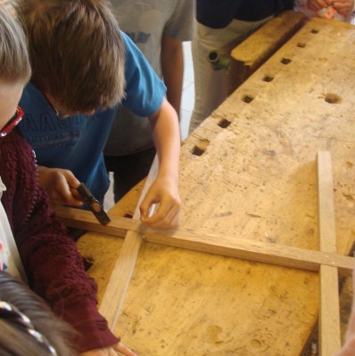 Des élèves de l'école primaire des Biens-Communaux ont réalisé, dans l'atelier de menuiserie de l'EP de Seraing et en collaboration avec ses élèves, un bac à potager pour leur école