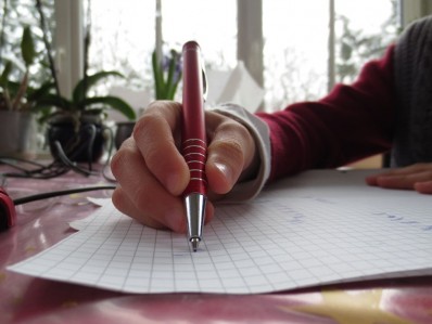 Ateliers d'écriture pour enfants - « Schreiben mit Kugelschreiber » par Mummelgrummel — Travail personnel. Sous licence CC BY-SA 3.0 via Wikimedia Commons - http://commons.wikimedia.org/wiki/File:Schreiben_mit_Kugelschreiber.jpg#/media/File:Schreiben