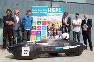 Les étudiants de la Team EcoMOTION en compagnie de leur professeur Pierre Louys, de Toni Bastianeli, Directeur-Présiedent de la Haute Ecole de la Province de Liège et du Directeur de la Catégorie technique, Philippe Collee.