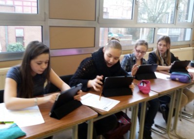 Depuis janvier, les élèves de première année utilisent des tablettes tactiles en classe