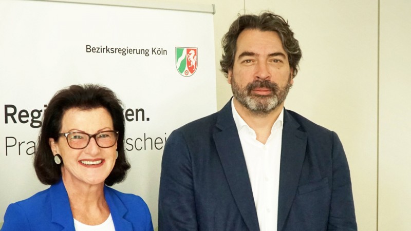 Mme Gisela Walsken, présidente du District de Cologne et présidente sortante de l’Euregio Meuse-Rhin, et M. Luc Gillard, nouveau président de l’Euregio Meuse-Rhin.