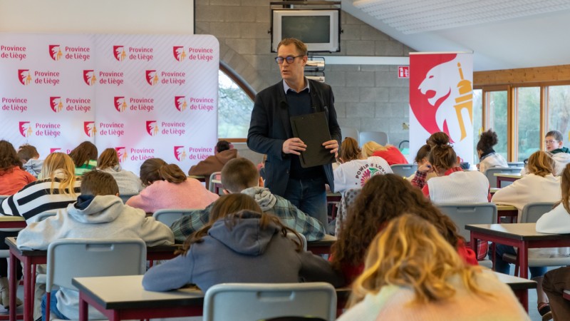 Quand Kiki endosse le costume de professeur de français pour les Classiques ardennaises