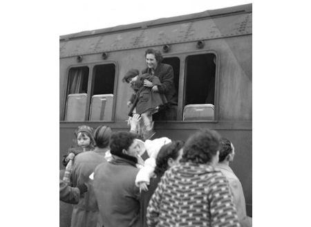 Arrivée en train de familles d'immigrés italiens à la gare de Vivegnis