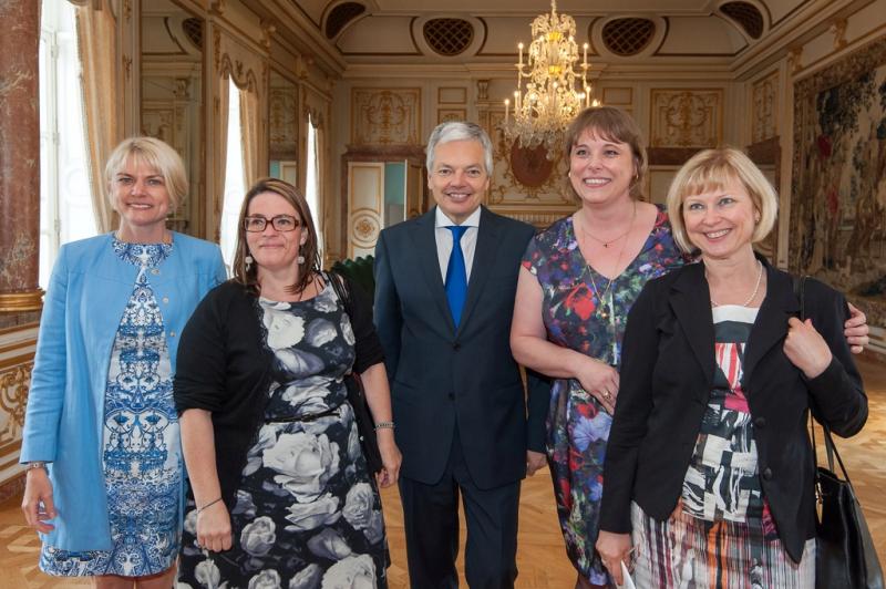 M. le Ministre Didier Reynders, entouré de Mme Dominique Duchenne, Directrice de l'IPES de Huy, et des trois enseignantes, Mmes Nathalie Joris (français), Fabienne Noirot (histoire) et Catherine Escutenaire (morale laïque)