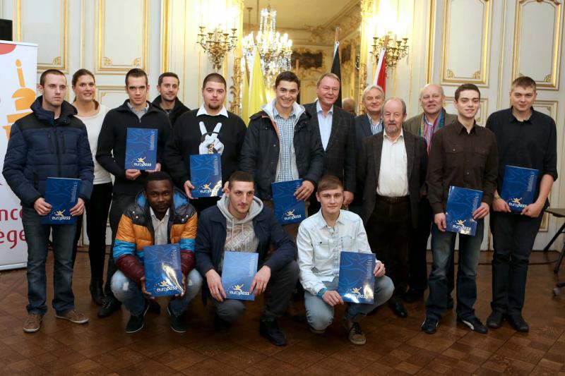 M. André Gilles, Député provincial-Président; M. Petrioli, Président de l'ASBL Idées; MM. Roland et Streel, Inspecteurs, et les élèves récompensés