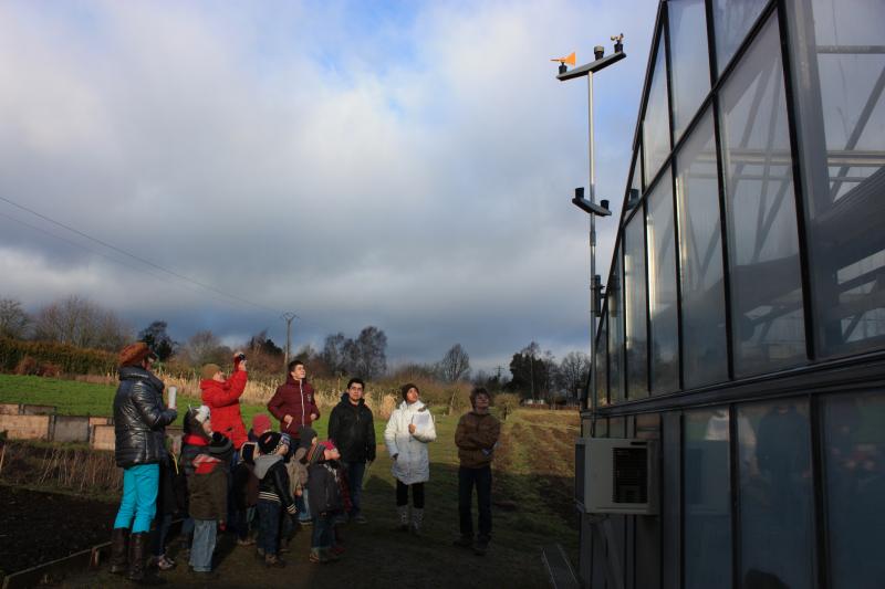 Les élèves des écoles maternelle et primaire de Solwaster (village de la commune de Jalhay) sont venus à l’IPEA de La Reid pour une visite explicative sur la station météo de l’école.