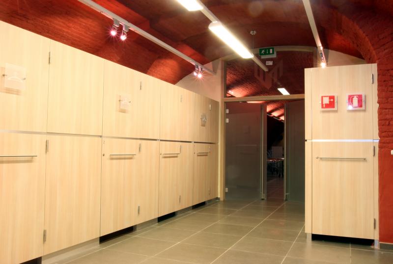Wide storage spaces (cloakroom) 