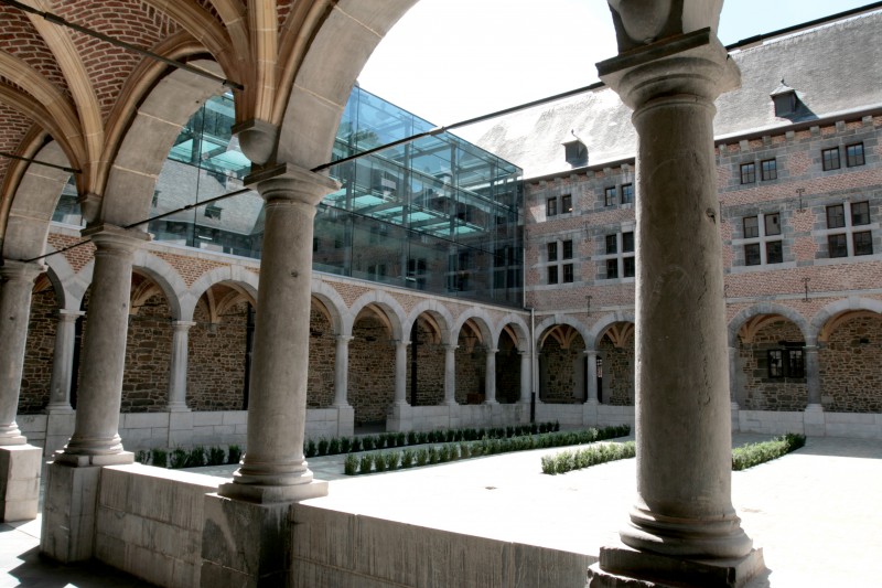 Une brique dans le cloître